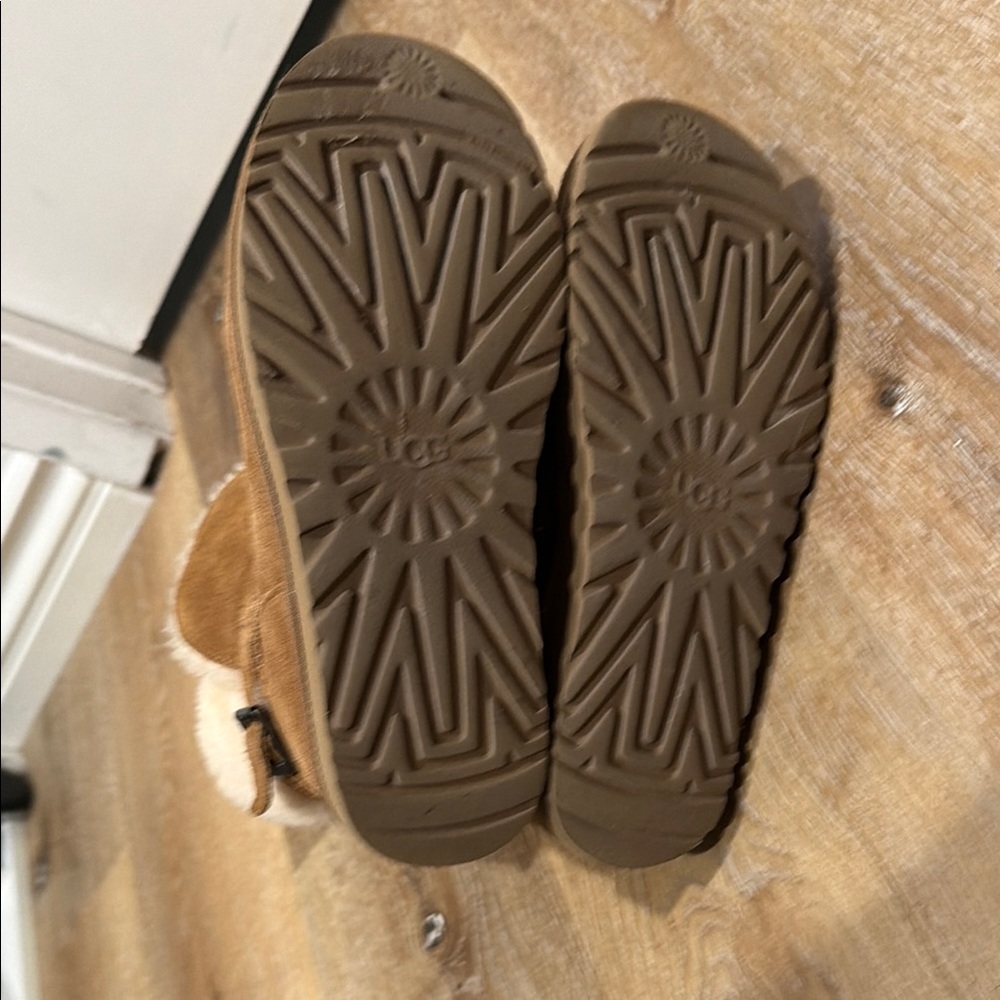 Ugg boots - Women’s 7 - Picture 3 of 10